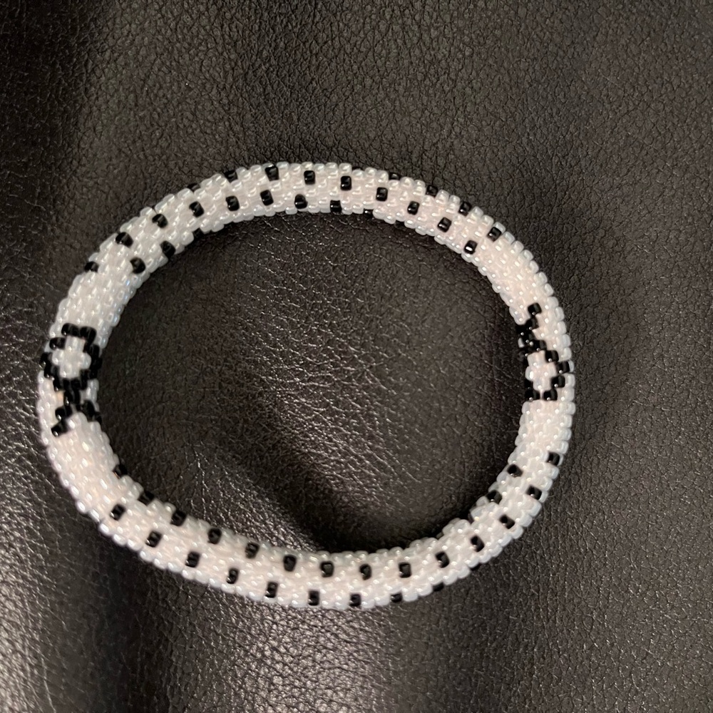 Sashka bracelet stretches up to 71/2 cancer symbol.